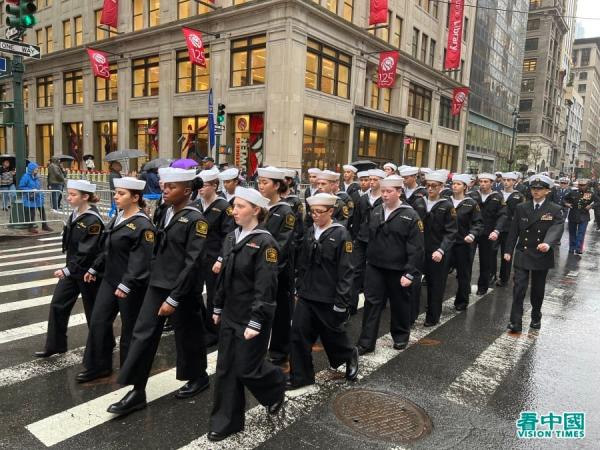 第103届纽约老兵节游行在风雨中于在纽约曼哈顿五大道举行,有超过280个团体多达2万多人参加(看中国摄影:柳笛)