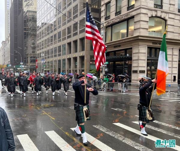 第103届纽约老兵节游行在风雨中于在纽约曼哈顿五大道举行,有超过280个团体多达2万多人参加(看中国摄影:柳笛)
