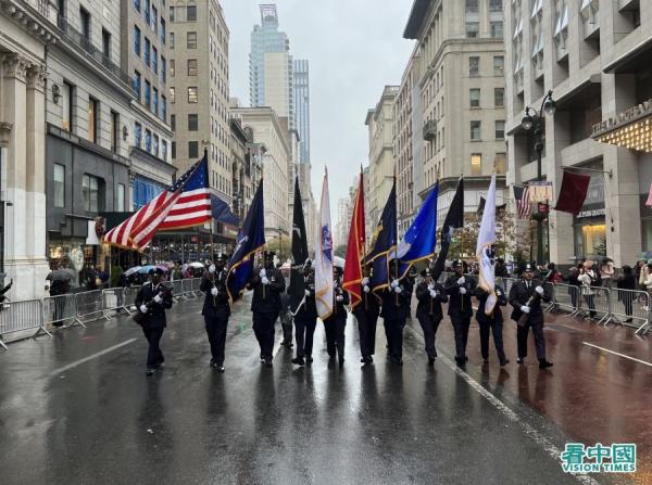 第103届纽约老兵节游行在风雨中于在纽约曼哈顿五大道举行,有超过280个团体多达2万多人参加(看中国摄影:柳笛)