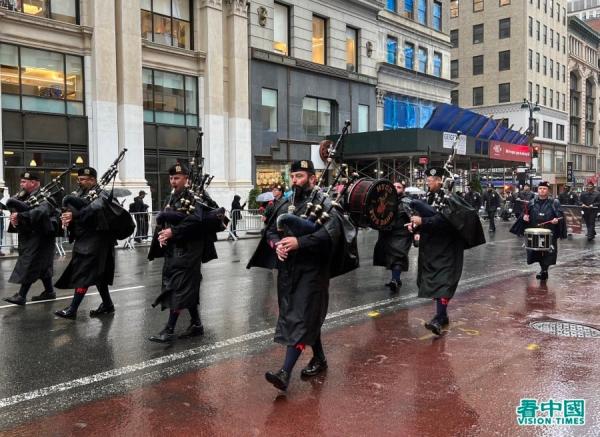 第103届纽约老兵节游行在风雨中于在纽约曼哈顿五大道举行,有超过280个团体多达2万多人参加(看中国摄影:柳笛)