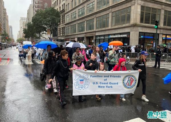 第103届纽约老兵节游行在风雨中于在纽约曼哈顿五大道举行,有超过280个团体多达2万多人参加(看中国摄影:柳笛)