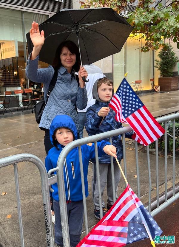 第103届纽约老兵节游行在风雨中于在纽约曼哈顿五大道举行，有超过280个团体多达2万多人参加（看中国摄影：柳笛）