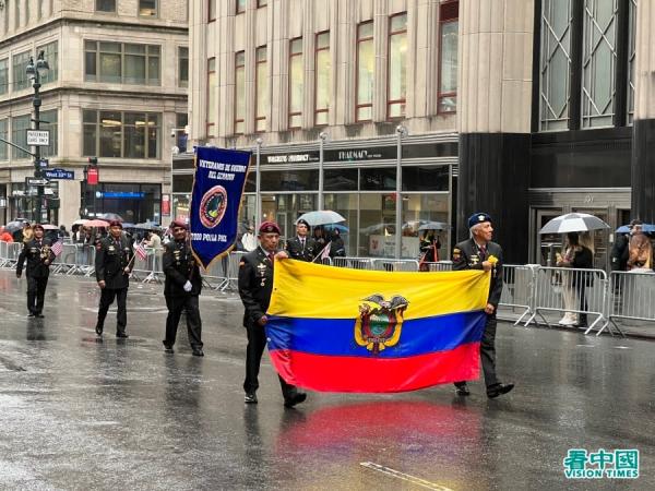 第103届纽约老兵节游行在风雨中于在纽约曼哈顿五大道举行,有超过280个团体多达2万多人参加(看中国摄影:柳笛)