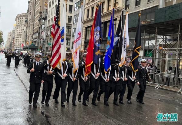第103届纽约老兵节游行在风雨中于在纽约曼哈顿五大道举行,有超过280个团体多达2万多人参加(看中国摄影:柳笛)