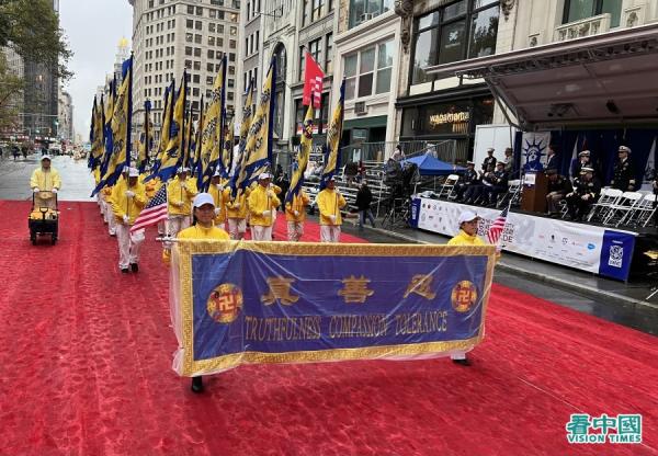 第103届纽约老兵节游行在风雨中于在纽约曼哈顿五大道举行,有超过280个团体多达2万多人参加(看中国摄影:柳笛)