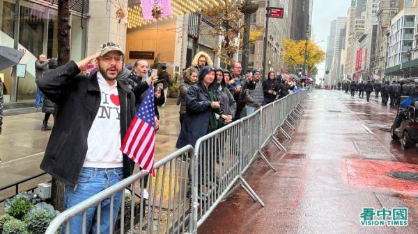 冒着风雨观看游行的观众表达他们对退伍军人的敬意（看中国摄影：柳笛）