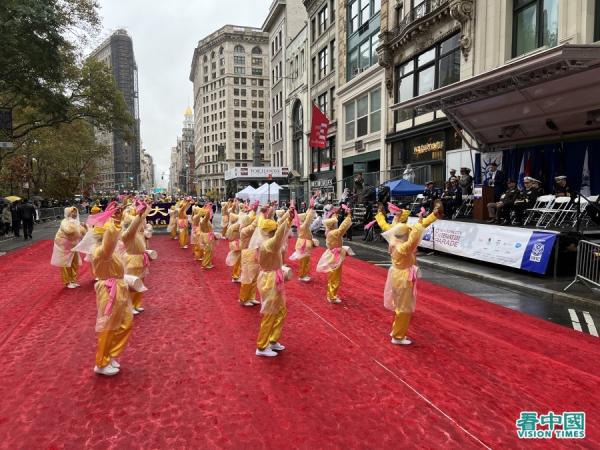 第103届纽约老兵节游行在风雨中于在纽约曼哈顿五大道举行,有超过280个团体多达2万多人参加(看中国摄影:柳笛)
