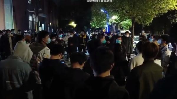 网传11月16日晚郑州大学再次发生学生聚集示威、游行抗议活动。(图片来源:视频截图)