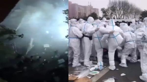 河南郑州富士康新招员工认为受骗维权想冲园区,与大量警察发生冲突,警察发催泪瓦斯甚至殴打员工。(图片来源:视频截图)