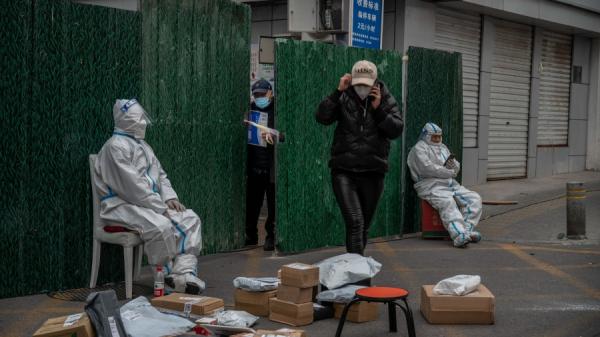 北京一小区被绿铁皮栅栏封住,居民不能外出(图片来源:Kevin Frayer/Getty Images)
