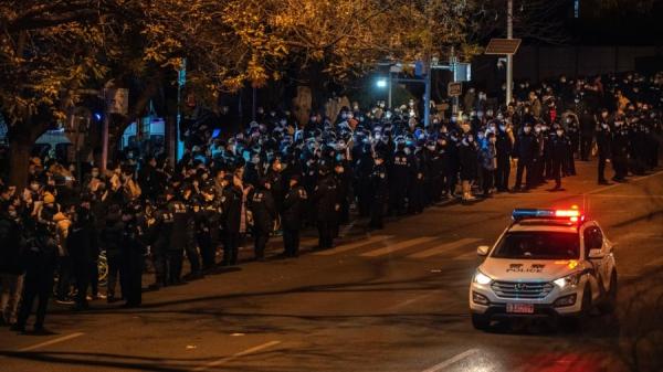 2022年11月28日,中共调动警力抓捕北京抗议民众。(图片来源:Kevin Frayer/Getty Images)