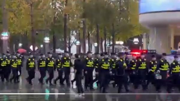 11月28日浙江省会杭州爆发街头抗议封控活动,遭警镇压。(图片来源:视频截图)