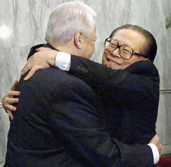 江泽民（右）拥抱时任俄罗斯总统叶利钦（左）的媚态。