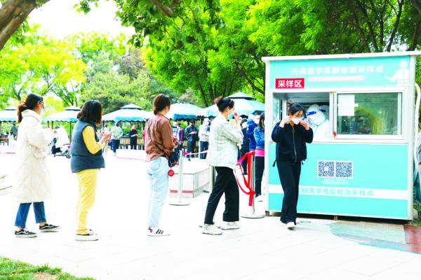 中国大陆民众在排队进行核酸检测。(Getty Images)