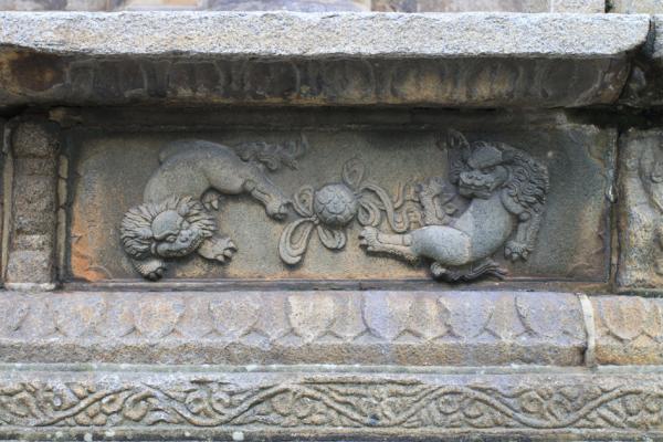 镇国塔须弥座浮雕（Zhangzhugang/Wikipedia/CC BY-SA 4.0）