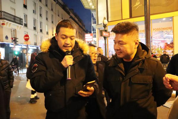 美丽联合商会会长叶文（右）和秘书长陈鼎元（左）在仪式上致辞。