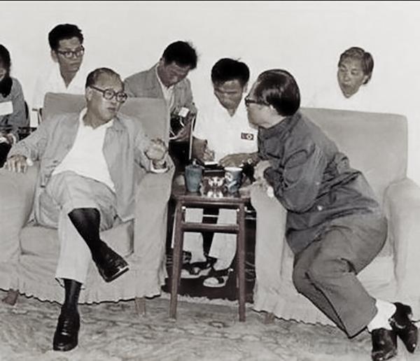 赵紫阳(左)下台前,与时任上海市委书记江泽民(右)的旧照,江泽民毕恭毕敬地聆听赵紫阳的教诲,坐着的姿势都特别恭敬,奴态尽显。