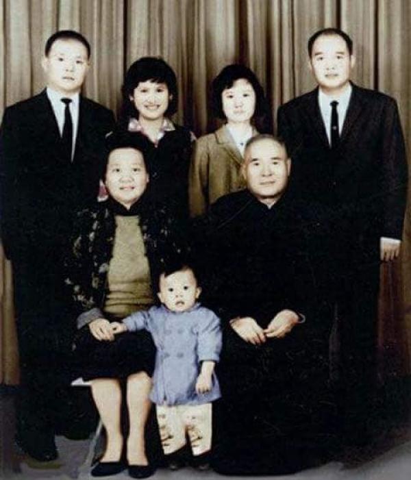 张国焘晚年与妻子儿孙 张国焘晚年与妻子儿孙。(图片来源:翻拍自《我的回忆》)