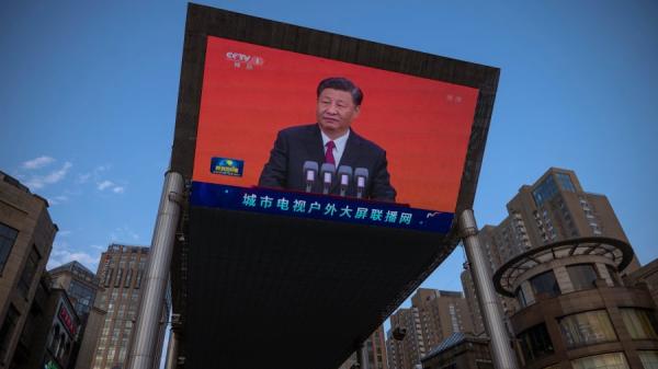 2021年6月30日,在北京的一块室外大屏幕上,央视新闻联播正在播放习近平的画面。