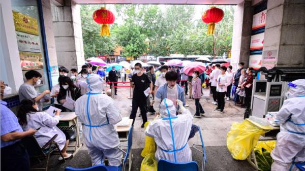 网传“中国防疫政策要发生重大变革”,让四川什邡中学先期实验“全校的师生员工都感染”。(图片来源:Gety Images)