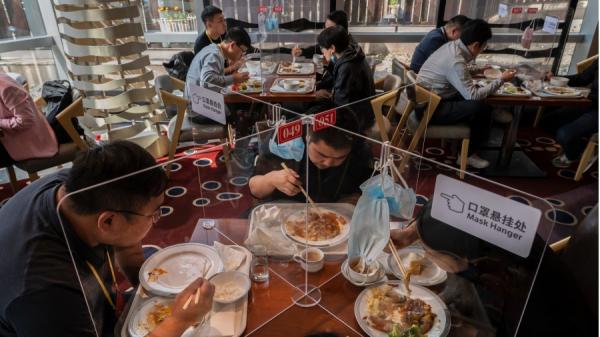 北京染疫人数近3周来快速攀升,导致10人混1管的核酸检测异常数量大增。(图片来源:Kevin Frayer/Getty Images)