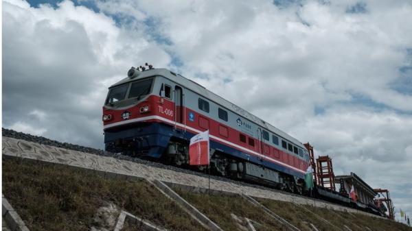 肯尼亚一带一路项目SGR 2A期专案,其是蒙巴萨-奈洛比SGR专案(第一期)的120公里延伸,拥有该国最长的铁路桥,5.8 公里的超级大桥,横跨奈洛比国家公园。(图片来源: YASUYOSHI CHIBA/ Getty Images)