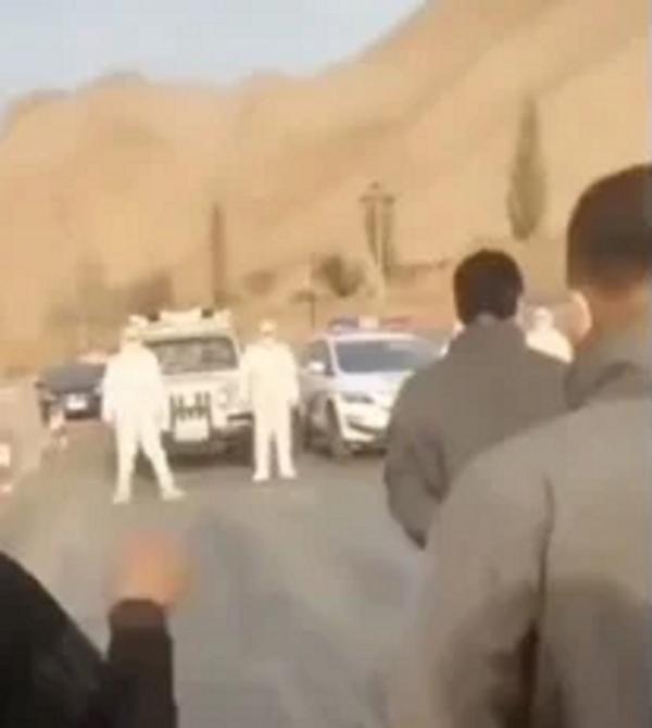 新疆民众勇敢地走上回家的路,从容面对堵截的警察。