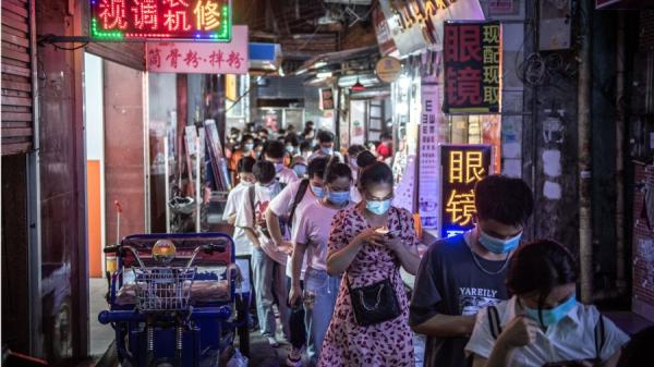 2022年4月28日,广州市民排队做核酸检测(图片来源:STR/AFP via Getty Images)