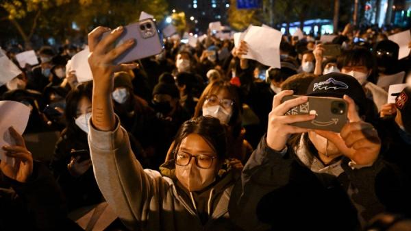 推特网友“李老师不是你老师”因热心汇整白纸运动资讯，其家人遭到中共公安找上门。示意图。（图片来源：Getty Images）