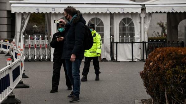 2022 年11月27日,一名保安阻止一名记者在北京清华大学大门前拍摄影片。 (图片来源:NOEL CELIS/AFP via Getty Images)