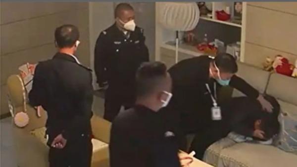 近日湖南浏阳市街道办一名官员入民宅并任意殴打屋主一事引发社会关注。(图片来源:视频截图)