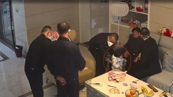 屋内刚学步的孩童看到屋主被打,以幼小的身躯试图保护受害人并抱着他的大腿。(图片来源:视频截图)