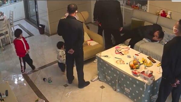 屋内刚学步的孩童看到屋主被打,吓得哇哇大哭狂喊妈妈。(图片来源:视频截图)