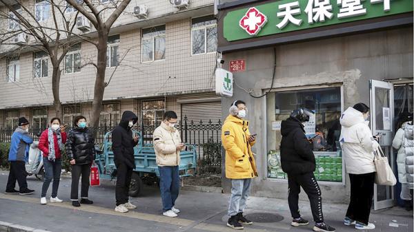 2022年12月9日,在北京药店门口排队的市民。(Kevin Frayer/Getty Images)