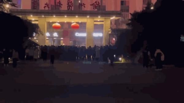 徐州医科大学的研究生因不满附设医院要求他们到防疫最前线收治确诊病患,却连N95口罩也不给,部分学生因感染被隔离。(图片来源:推特视频截图)