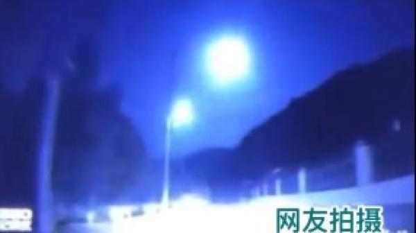 12月15日傍晚,浙江杭州天空有疑似陨石掉落。(图片来源:视频截图)