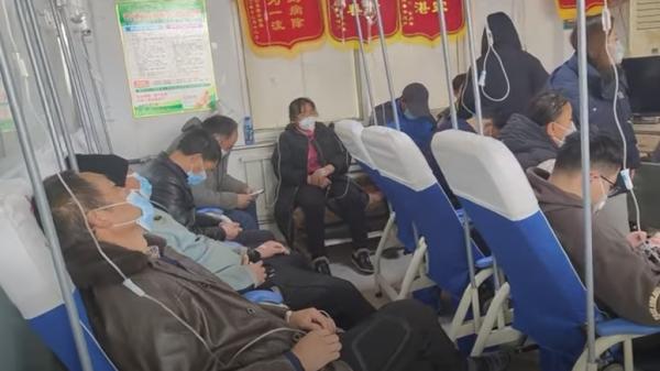 近日山东济南涌现大量发烧市民,小诊所里都挤满了打点滴的人。(图片来源:视频截图)