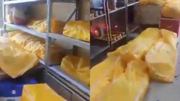 大陆疫情爆发,殡仪馆不停运转,图为医院内装在黄布袋里的遗体。(图片来源:推特)