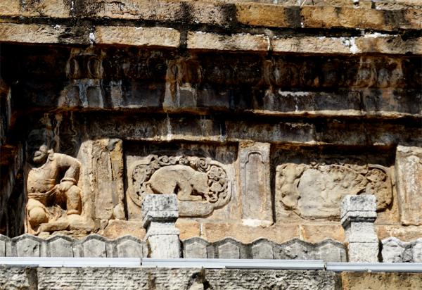 塔座雕刻(Cangminzho/Wikipedia/CC BY-SA 4.0)