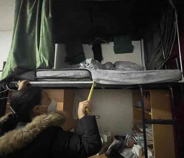 床架护栏仅15厘米高,形同虚设。