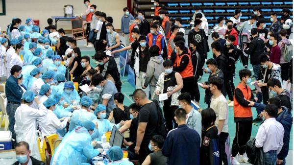 山东省青岛市大学生排队等候接种疫苗。(图片来源:Getty Images)