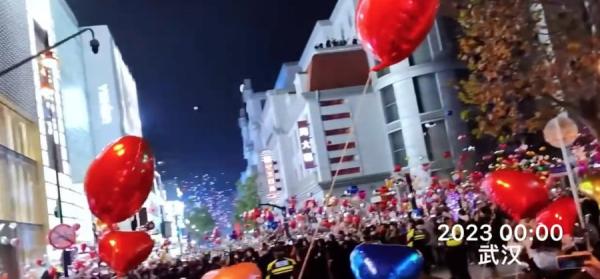 包括石家庄、南京、武汉、合肥等地,在2023年元旦前夕也出现群众自发在市中心聚集跨年。(图片来源:网络截图)
