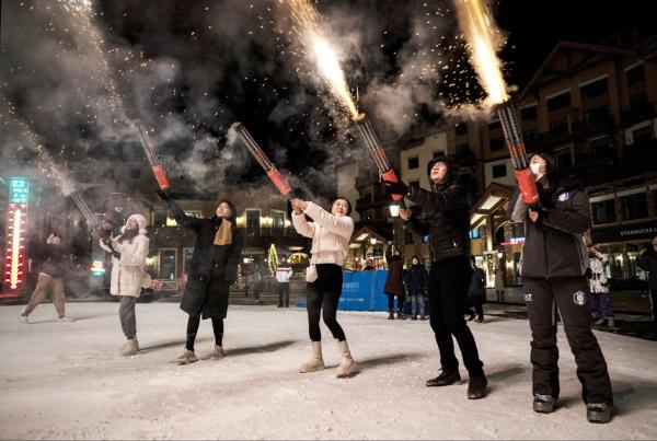 2023年1月1日,中国民众冲破禁令放烟花。(Kevin Frayer/Getty Images)