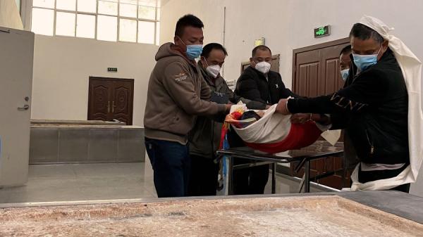 近日中国石油大学又发讣告,本月7日和10日再有4名中共党员、教授去世。(图片来源:NOEL CELIS/AFP via Getty Images)