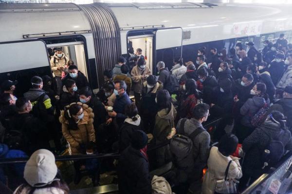 2023年1月7日浙江省杭州火车东站出现大批民众搭乘火车。（图片来源：STR/AFP via Getty Images）