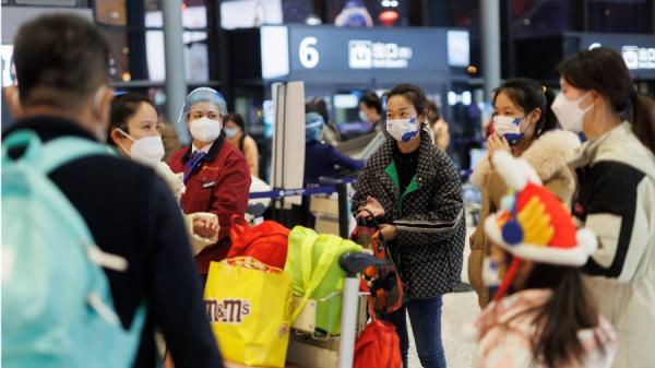 2023年1月7日，中国乘客站在上海的虹桥机场。（图片来源：Hugo Hu/Getty Images）