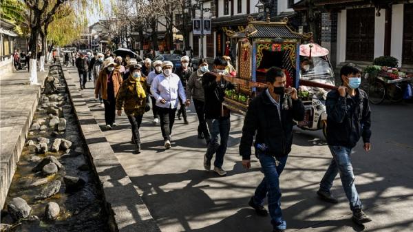 1月15日大陆云南省大理市大理镇参加送葬的民众。(图片来源:Getty Images)