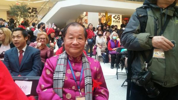 杜彼得先生称赞法轮功团体是一个极漂亮的游行队伍。(摄影:欧阳骏/看中国)