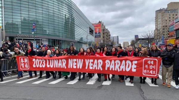 民选官员们拉起2023年游行的主横幅。(摄影:欧阳骏/看中国)