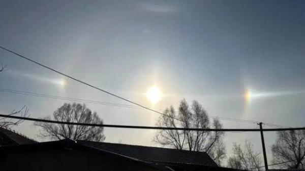 1月25日,辽宁铁岭罕见出现三个太阳。(图片来源:微博)